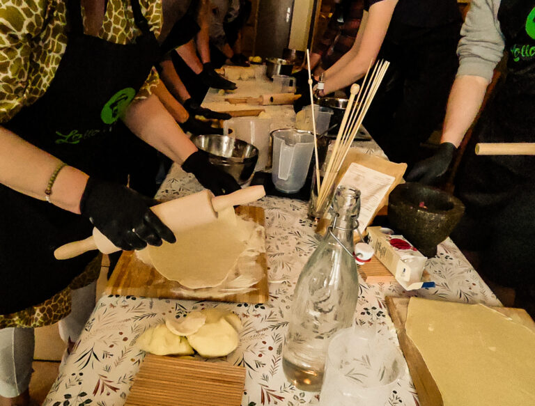 Gruppe beim Pasta machen