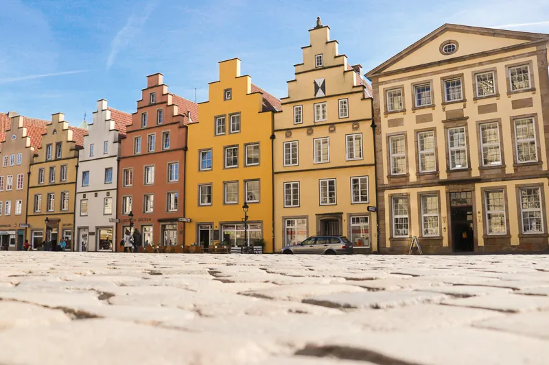 Bunte Giebelhäuser am Osnabrücker Markt bei Sonnenschein